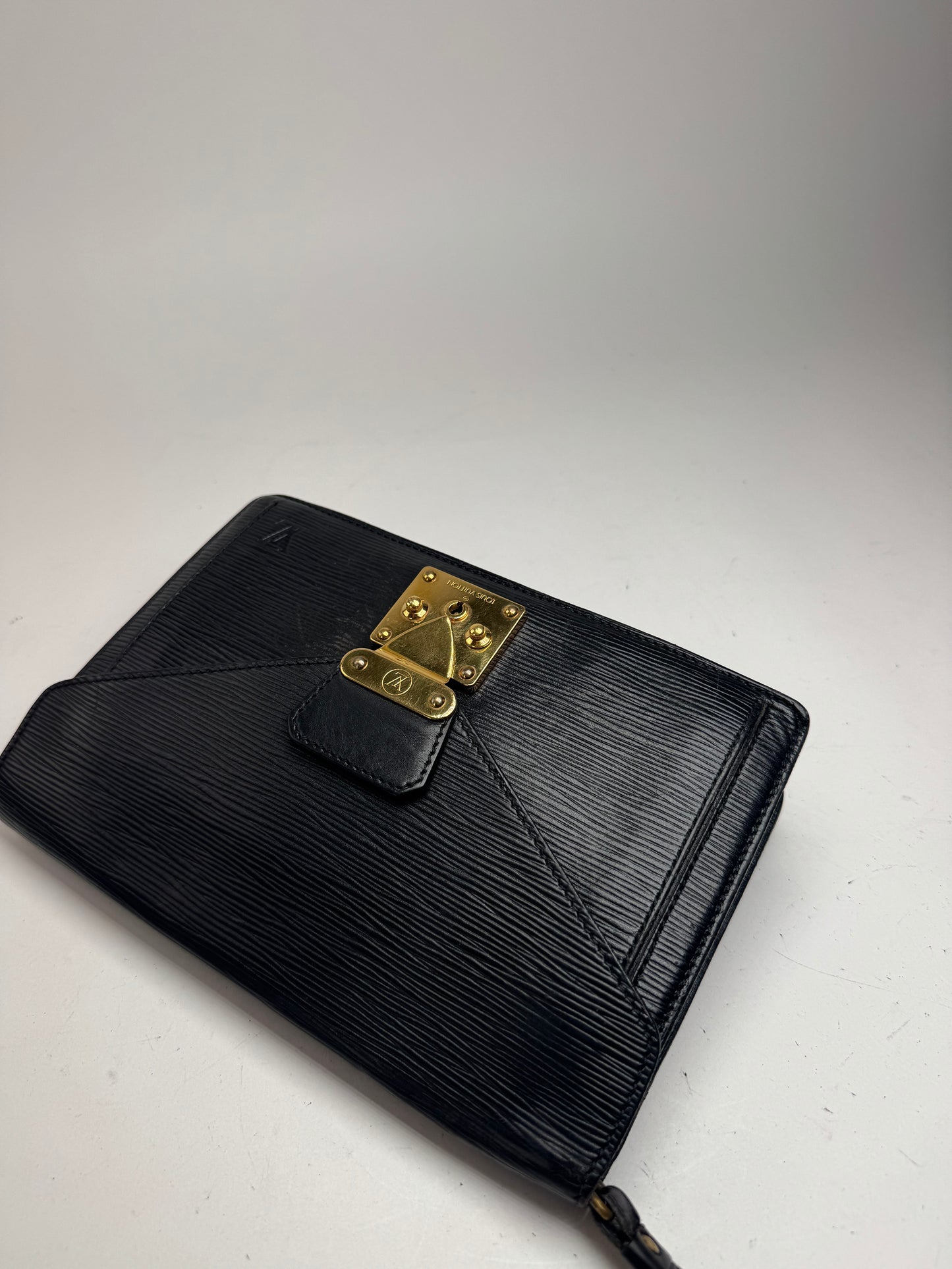 Pochette vintage Louis Vuitton en cuir EPI noir