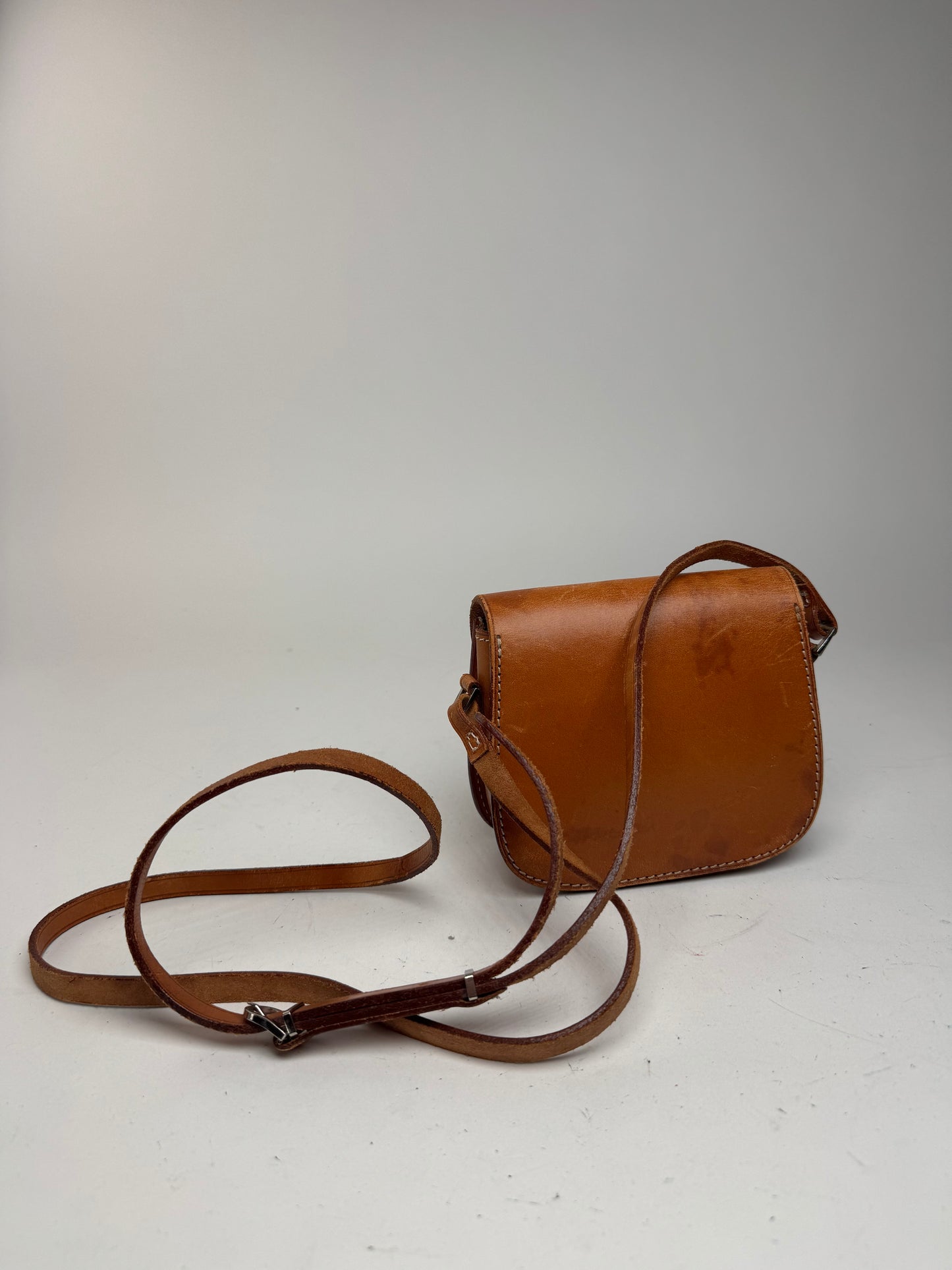 Sac bandoulière vintage en cuir marron Courreges Paris