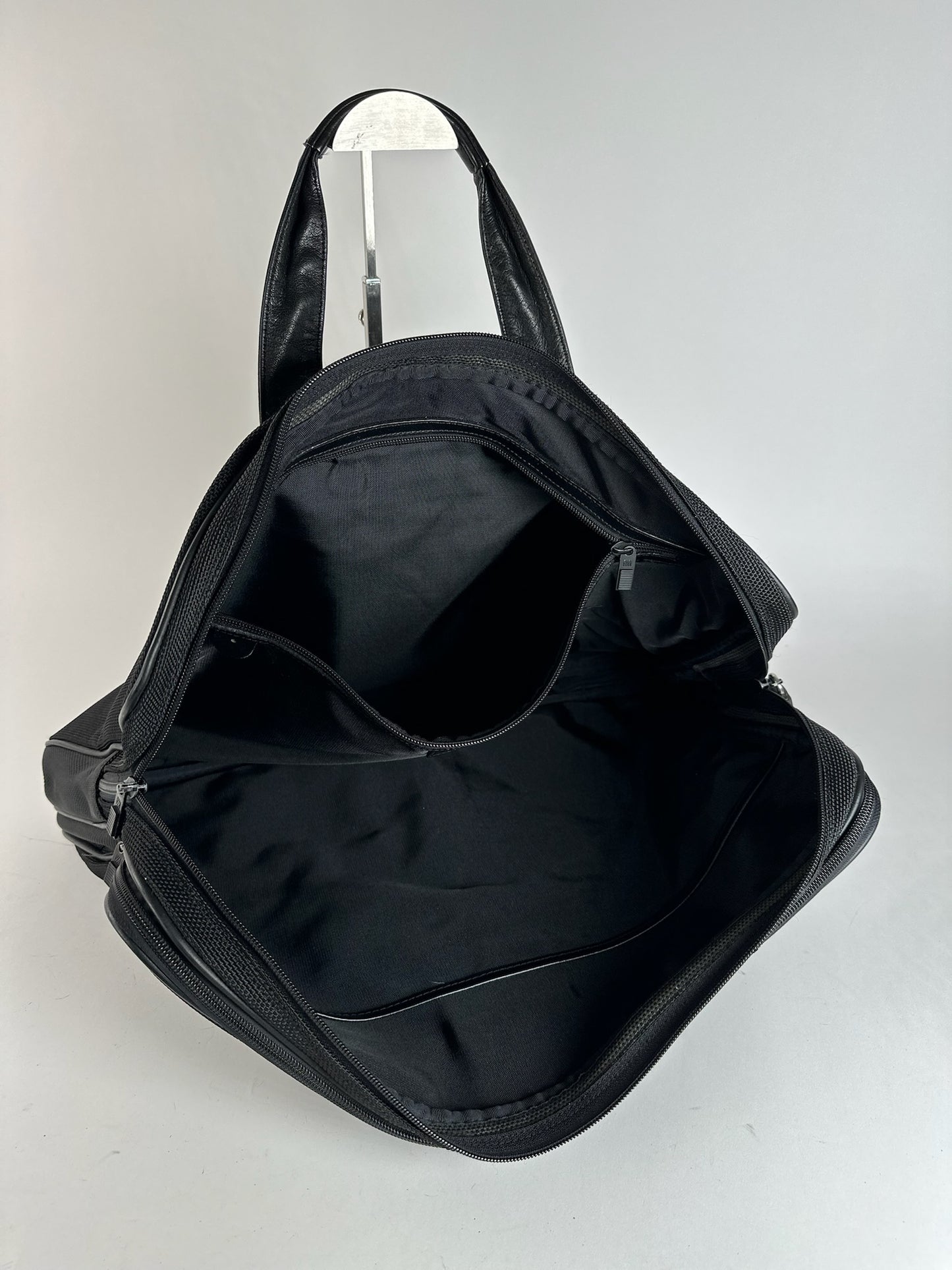 Sac de voyage vintage en cuir vegan Issey Miyake noir