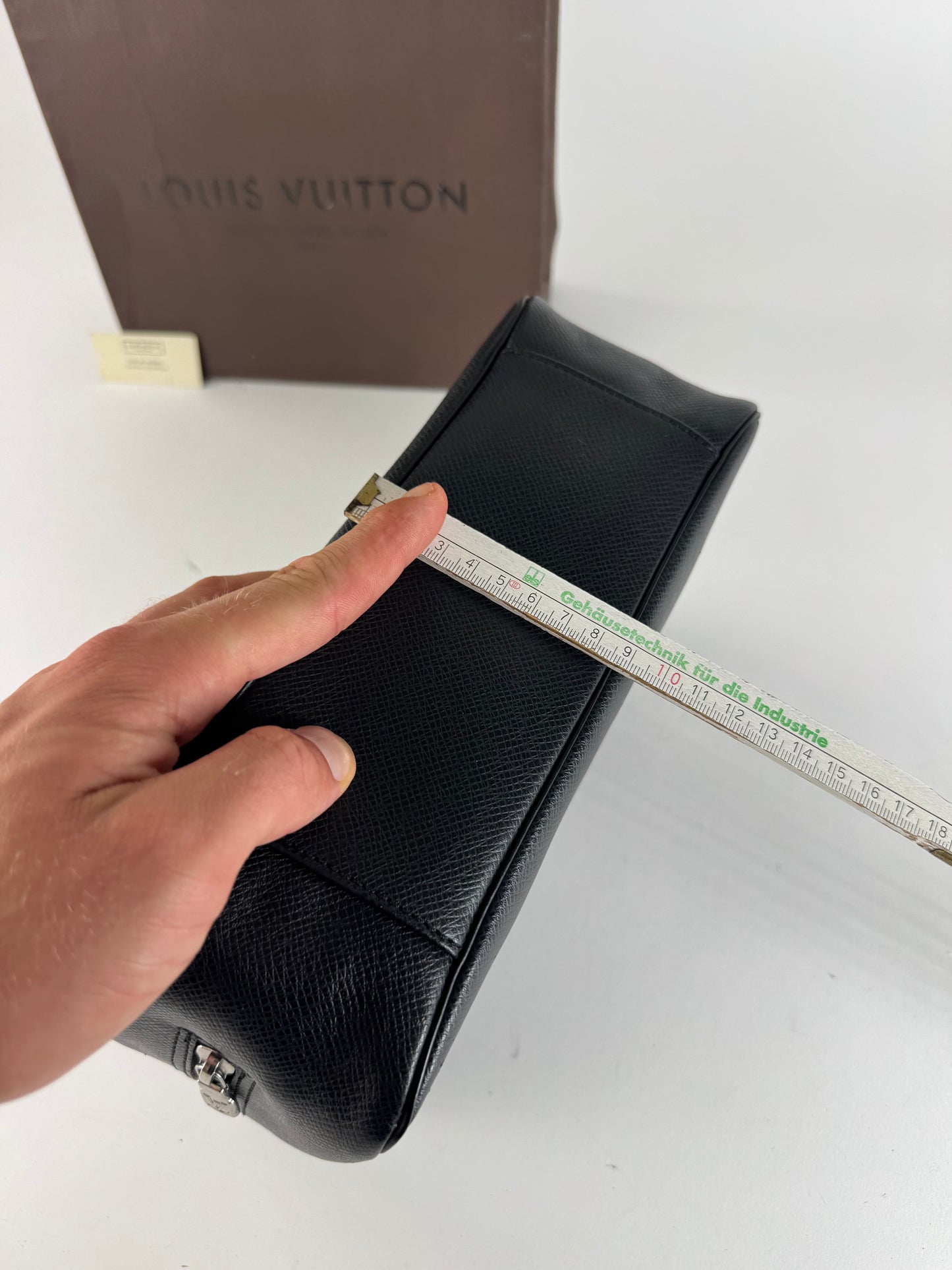 Vintage Louis Vuitton Taiga Leather clutch black