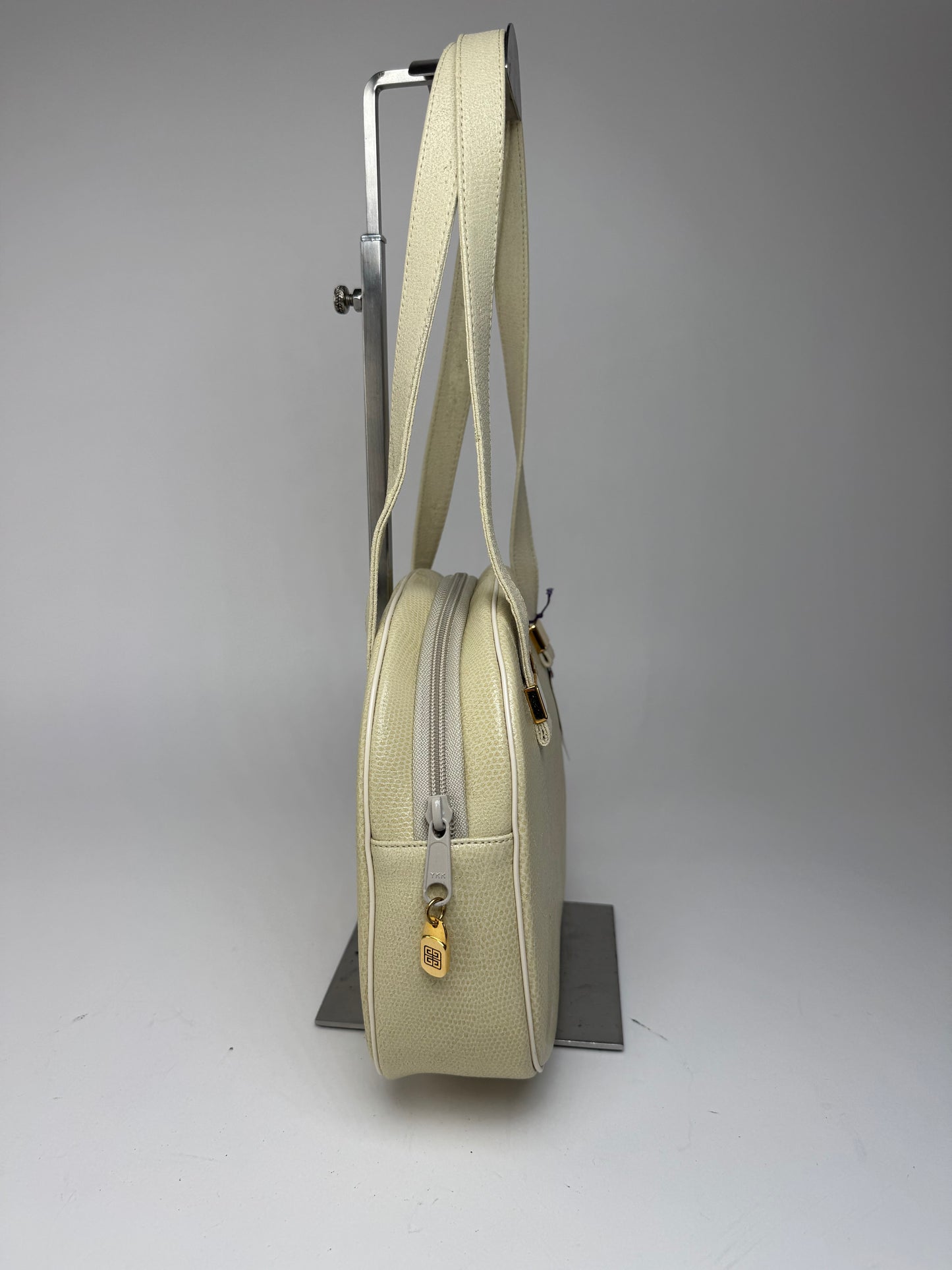 Sac vintage Givenchy en cuir embossé serpent beige