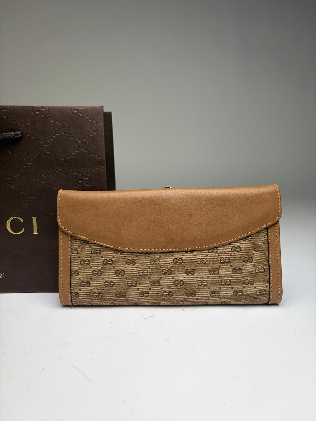 Vintage Gucci GG Supreme Bifold Wallet c. 2010 Beige Brown