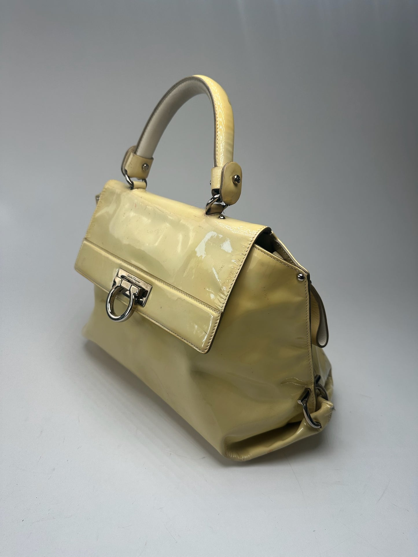 Sac vintage en cuir verni beige Salvatore Ferragamo