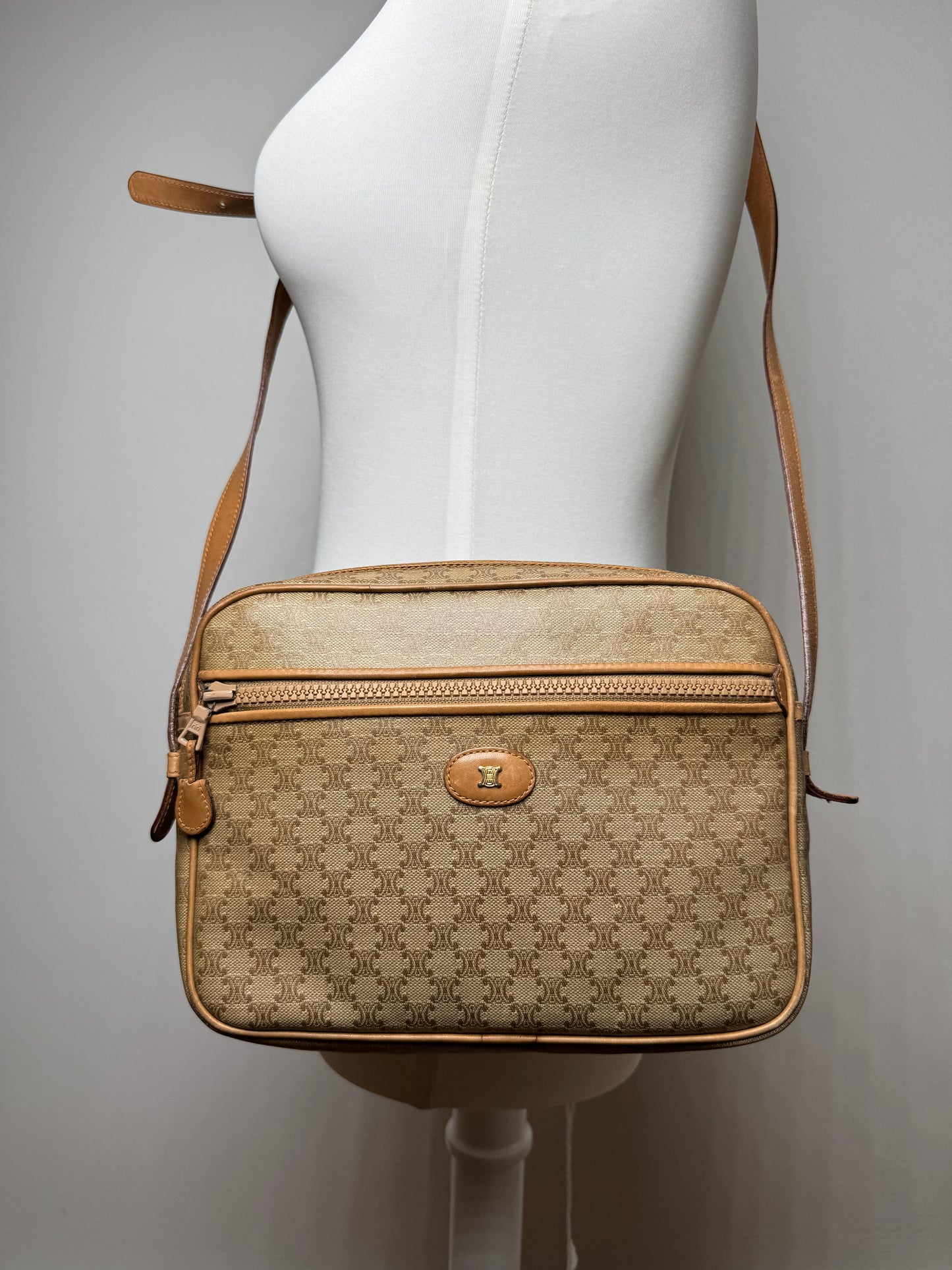 Sac Triomphe vintage en cuir monogramme Céline beige