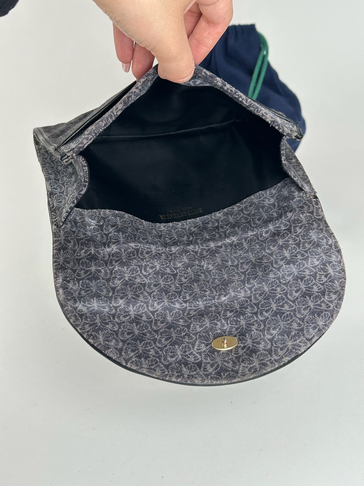 Pochette vintage Bottega Veneta en daim monogramme bleu marine et blanc