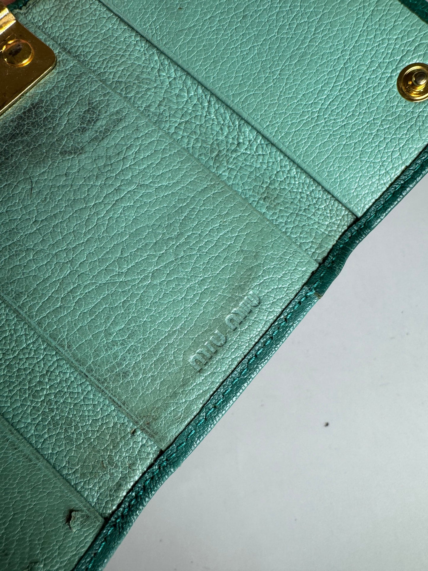 Porte-clés vintage en cuir vert Miu Miu