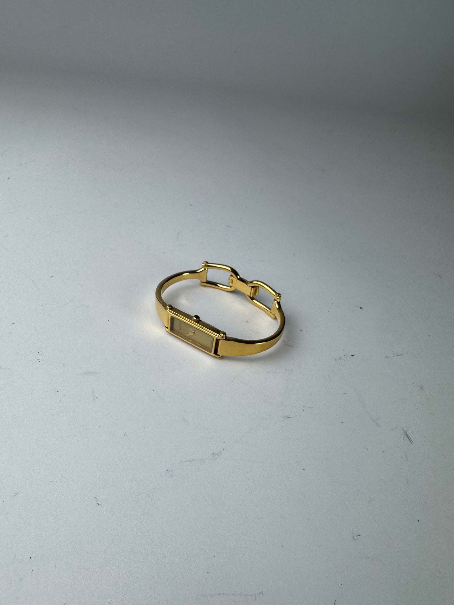 Montre Gucci vintage en acier avec mors de cheval doré