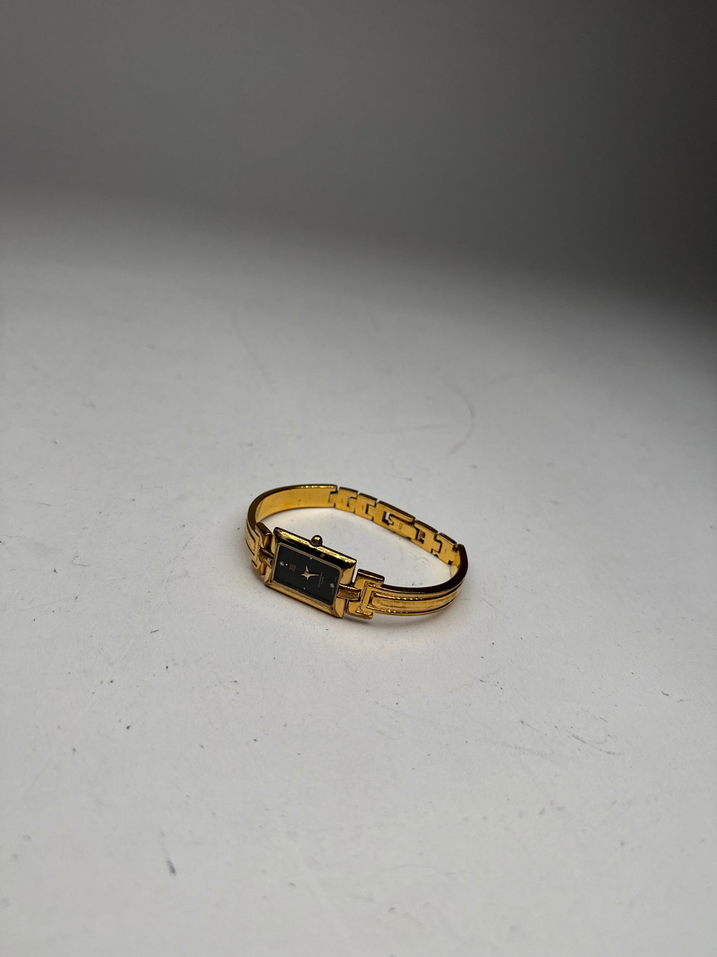 Montre vintage Givenchy en acier à quartz doré Millesime