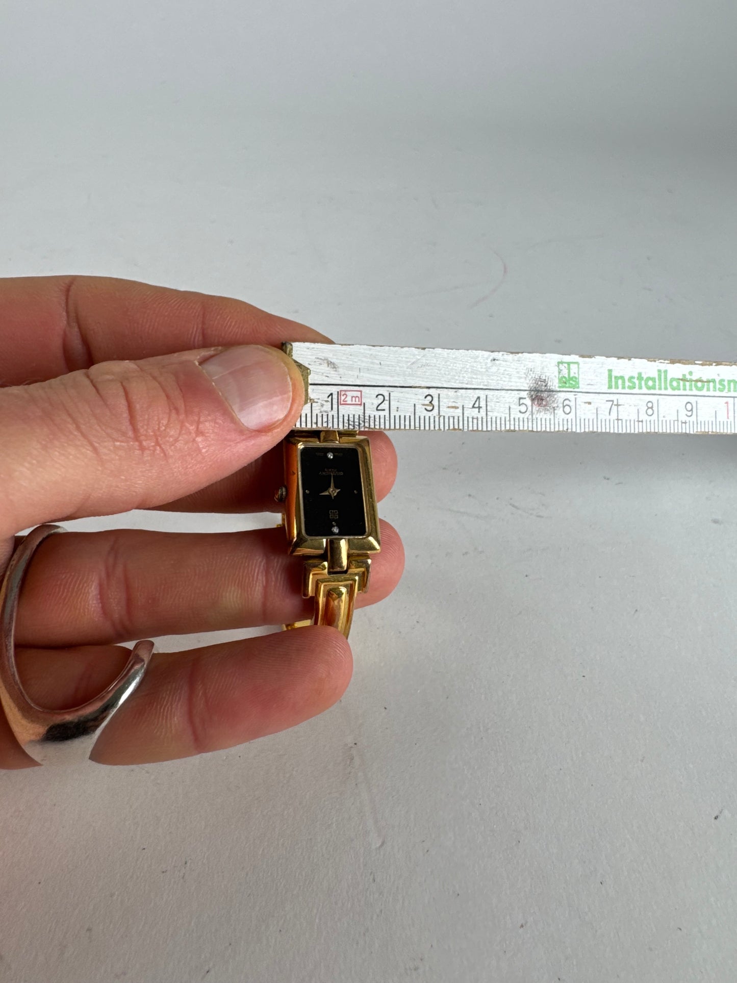 Montre vintage Givenchy en acier à quartz doré Millesime