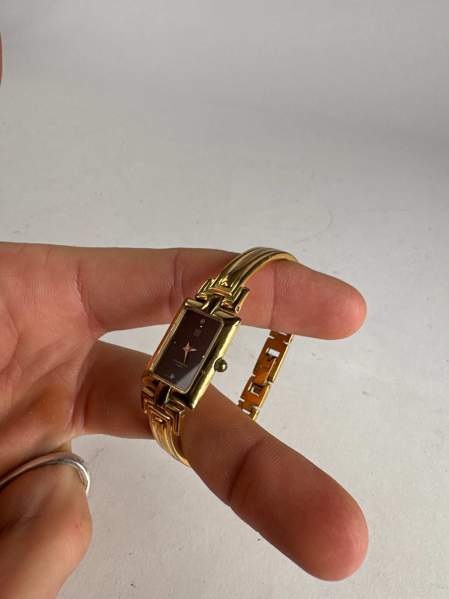 Montre vintage Givenchy en acier à quartz doré Millesime