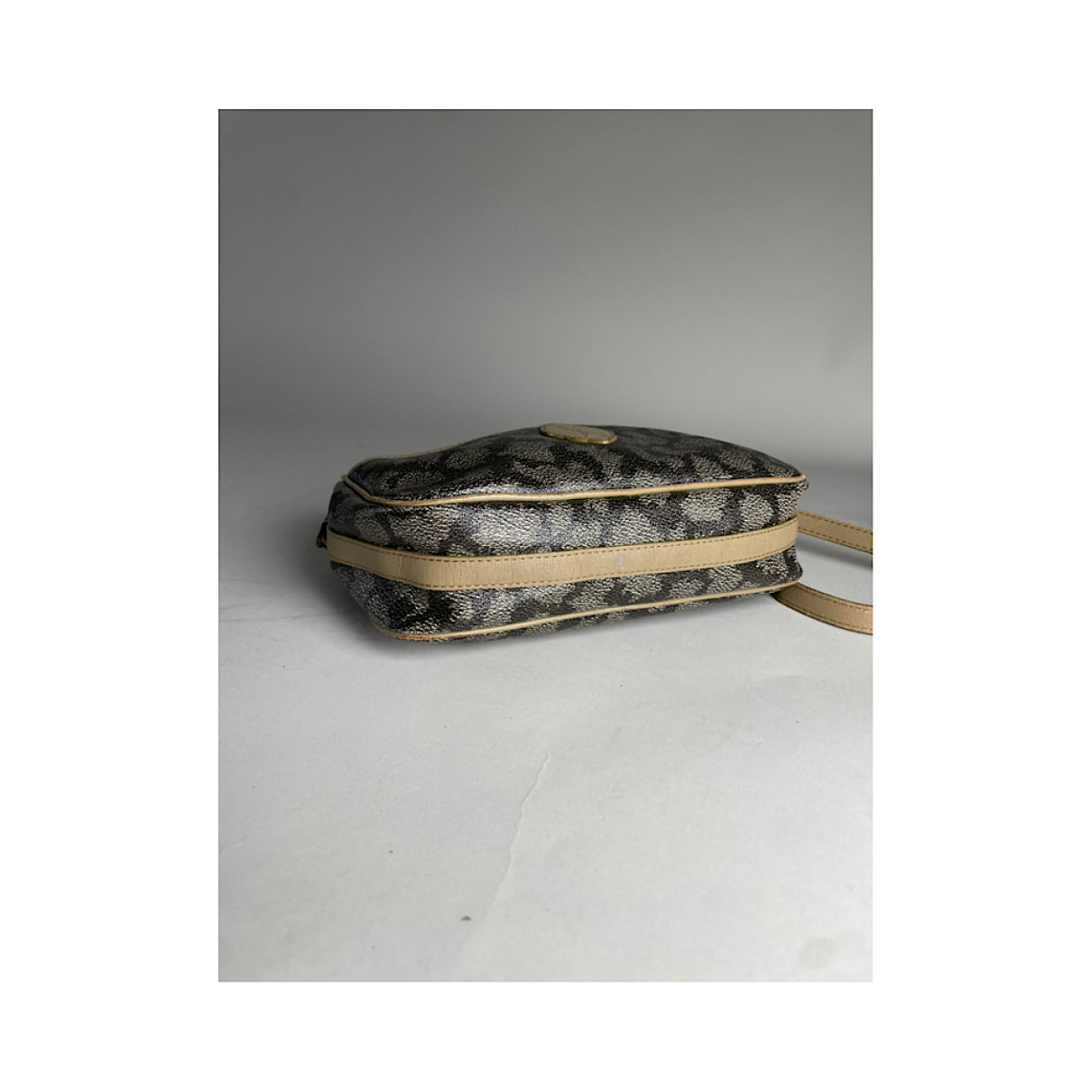 Yves Saint Laurent Handbag image 2