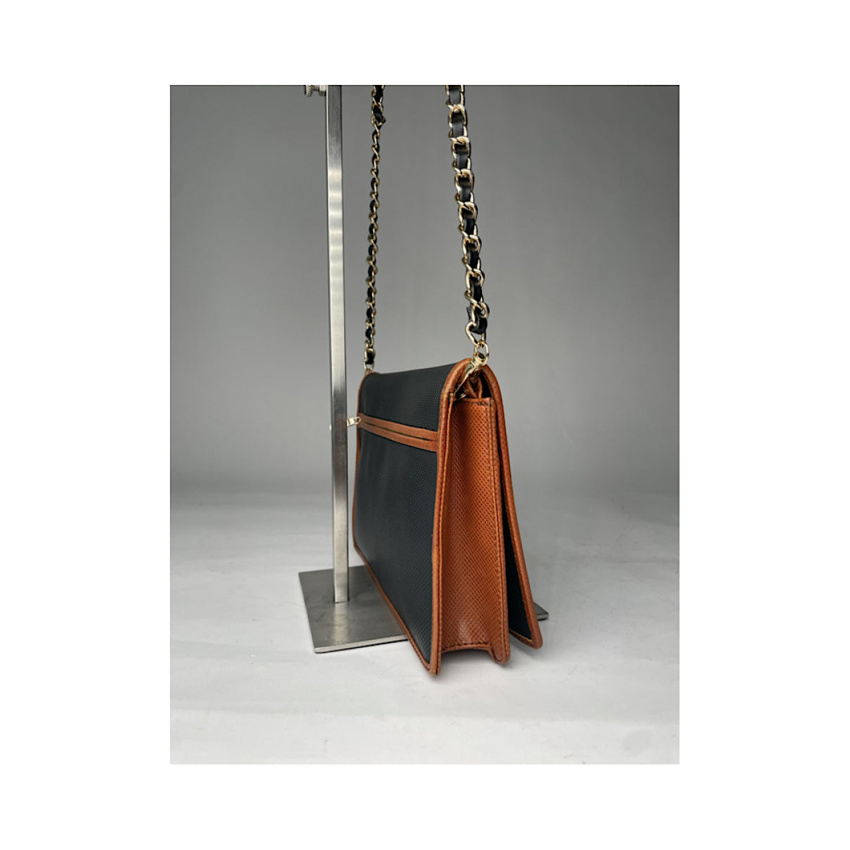 Bottega Veneta Clip Black Leather Handbag image 4