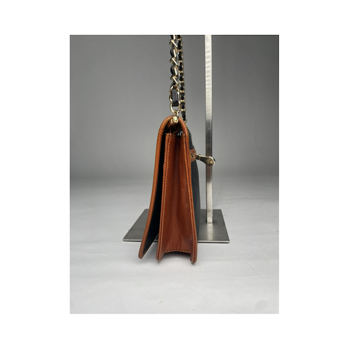 Bottega Veneta Clip Black Leather Handbag image 5