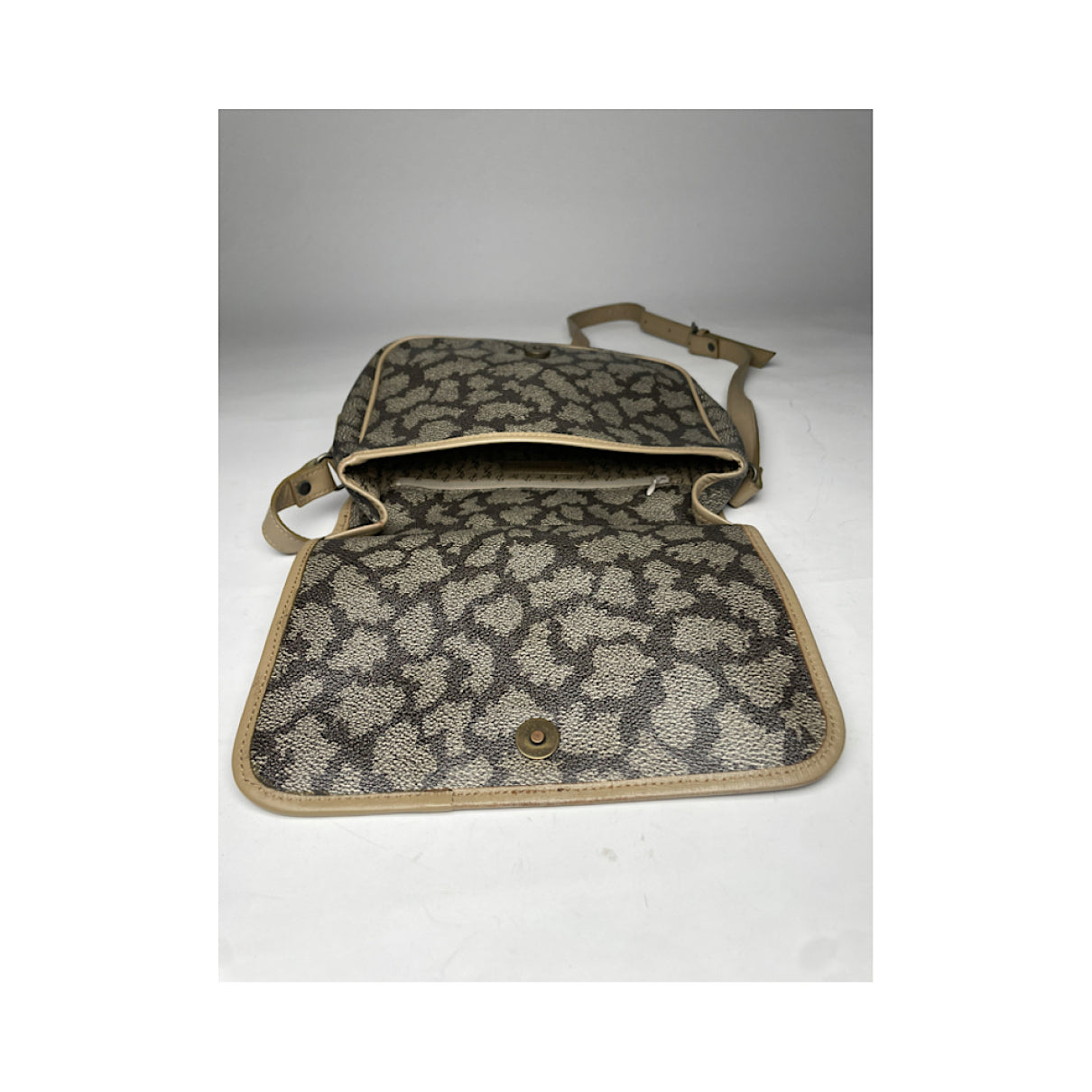 Yves Saint Laurent Handbag image 2