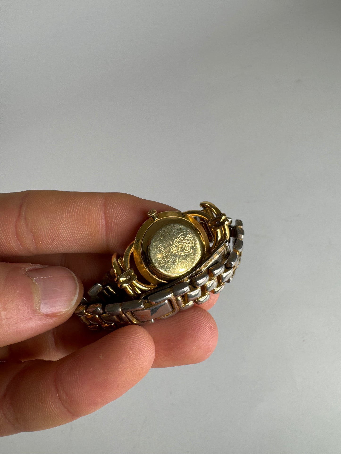 Montre Gucci vintage à quartz en acier avec mors doré