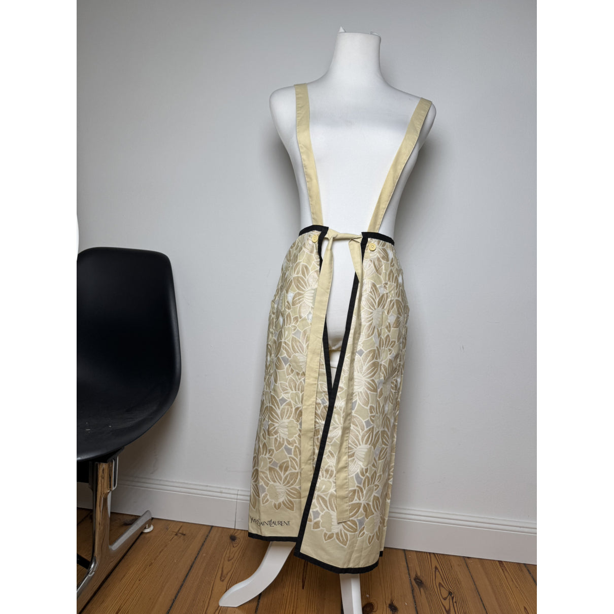 Yves Saint Laurent Dresse image 3