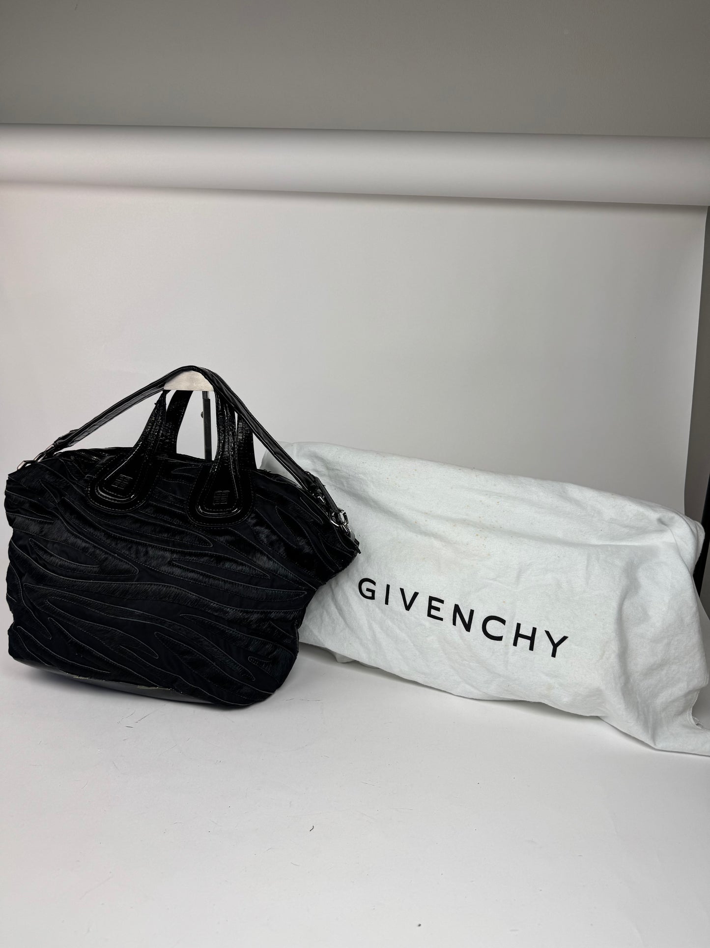 Sac vintage en cuir verni et fourrure Nightindale de Givenchy, noir