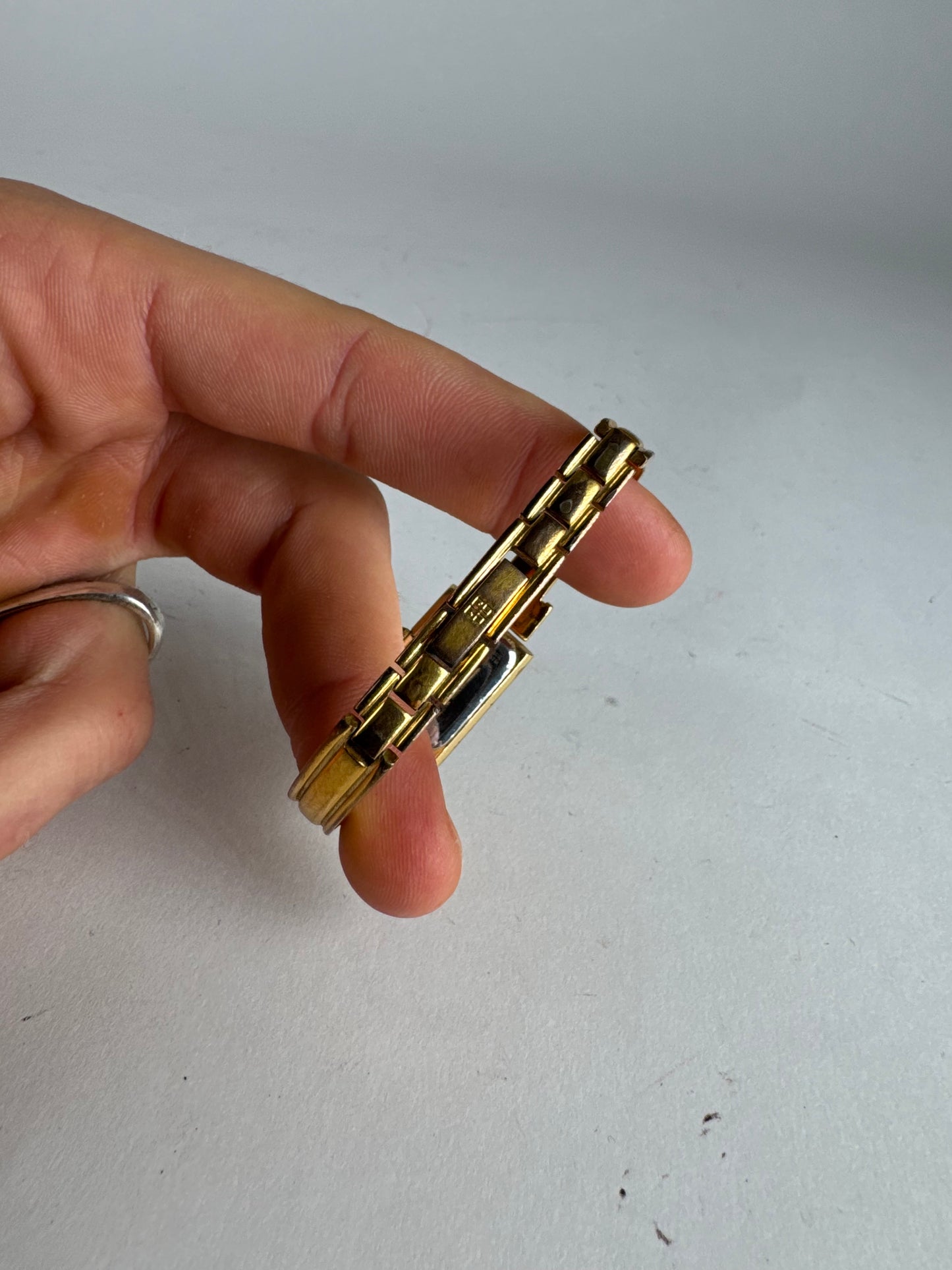 Montre vintage Givenchy en acier à quartz doré Millesime