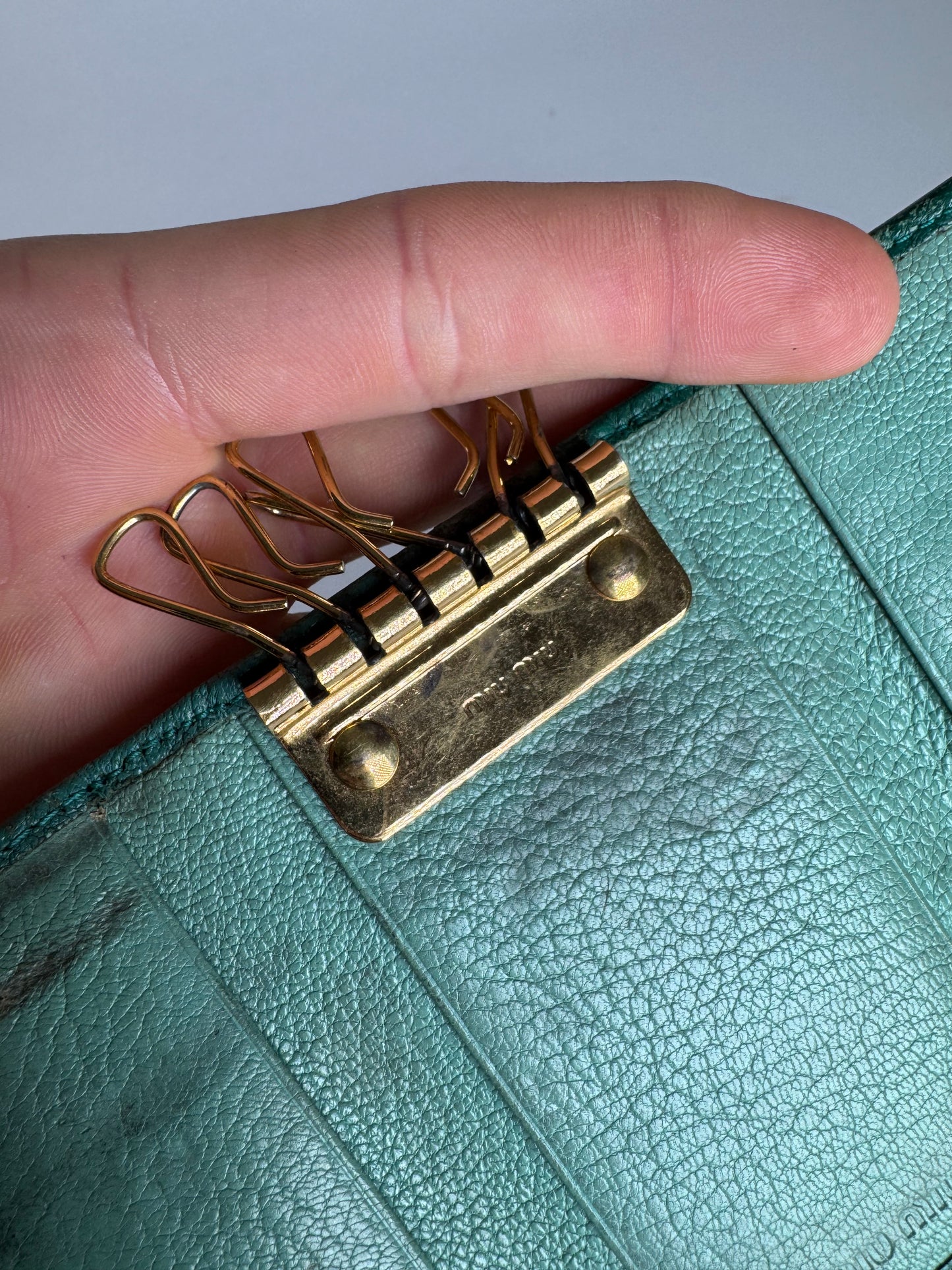 Porte-clés vintage en cuir vert Miu Miu