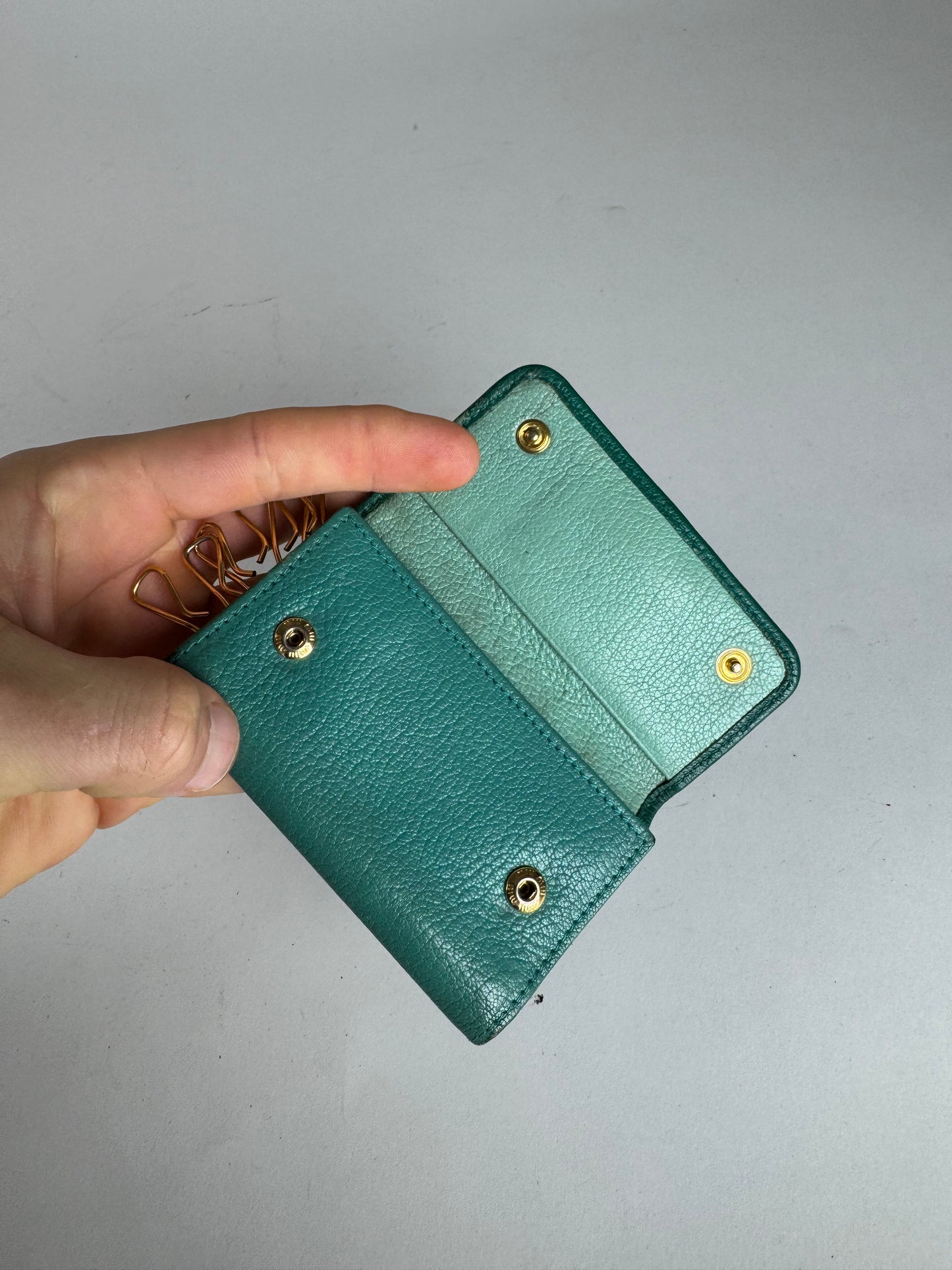 Porte-clés vintage en cuir vert Miu Miu