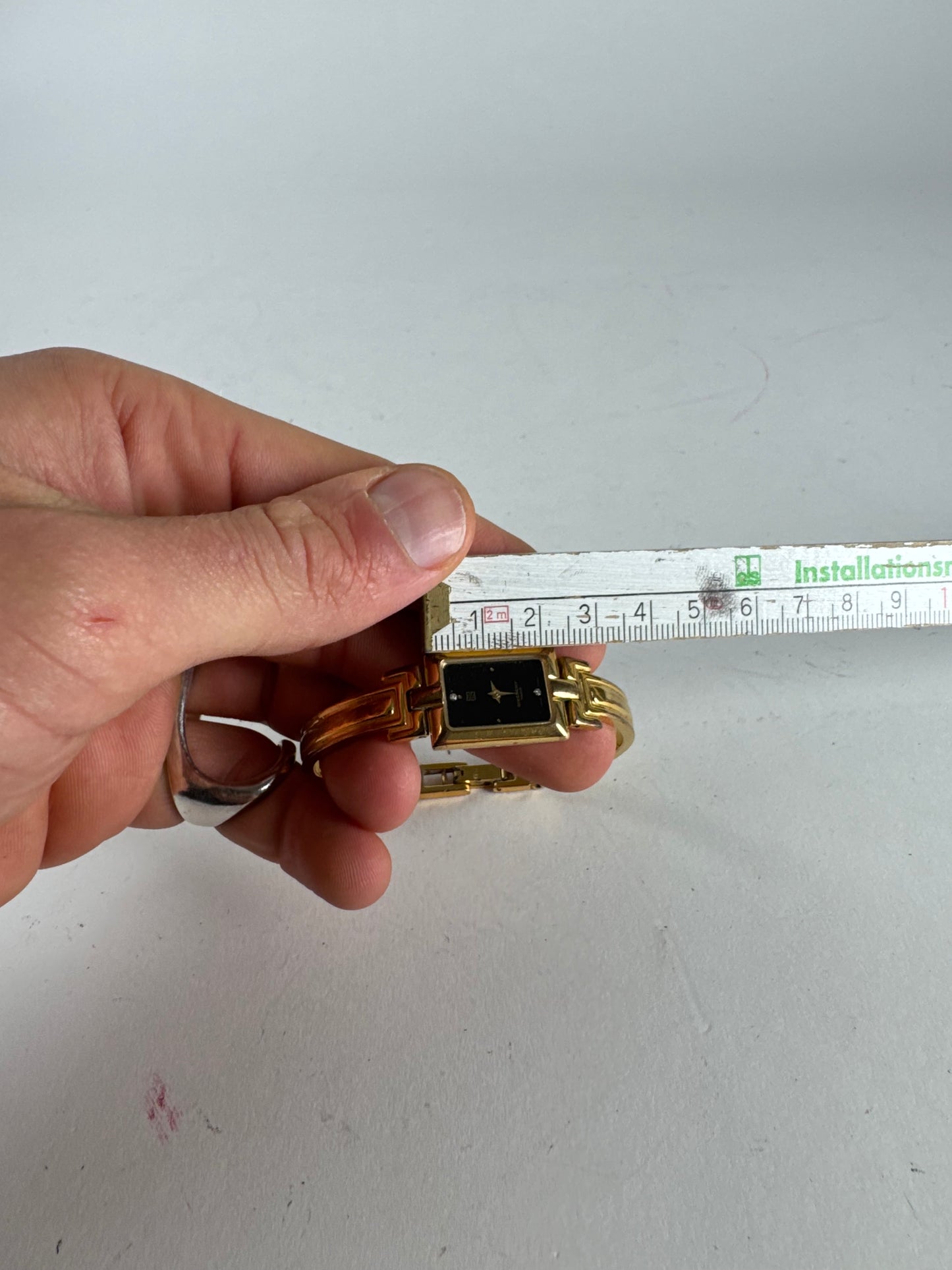 Montre vintage Givenchy en acier à quartz doré Millesime