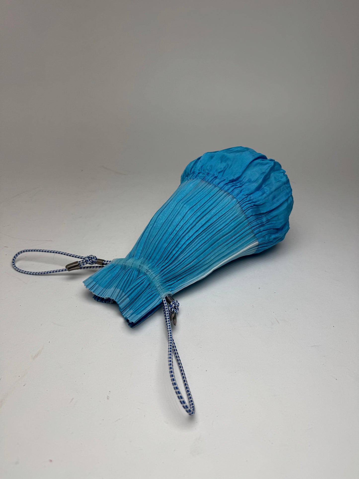 Sac plissé vintage Issey Miyake bleu