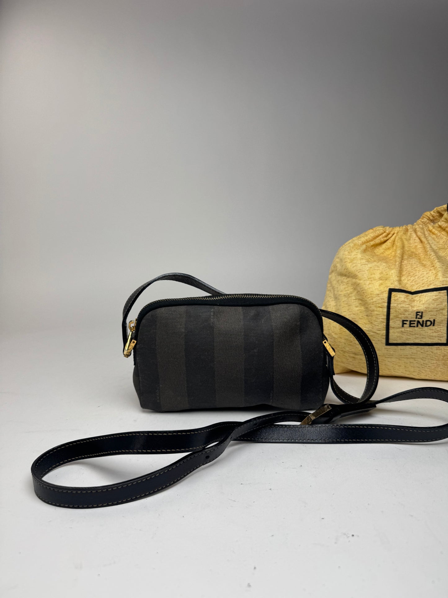 Sac bandoulière vintage Fendi Roma en cuir rayé noir marron