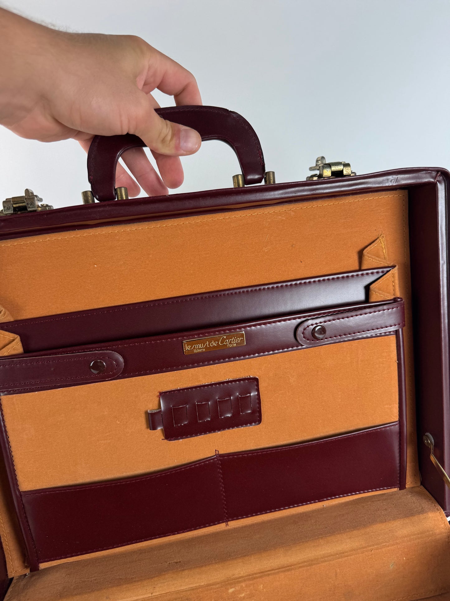 Valise vintage Cartier en cuir bordeaux