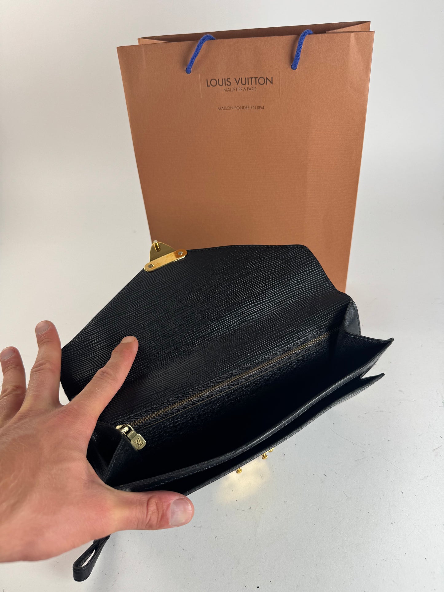 Pochette vintage Louis Vuitton en cuir EPI noir