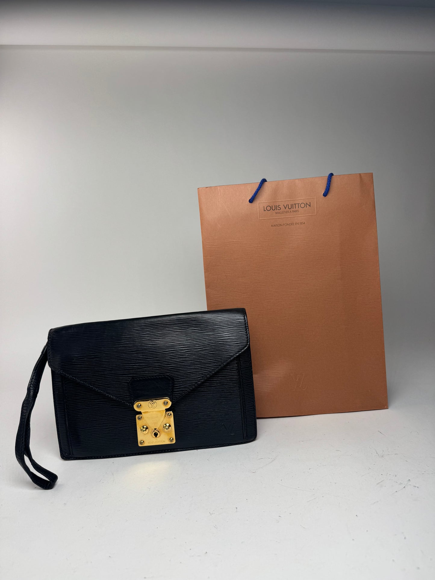 Pochette vintage Louis Vuitton en cuir EPI noir