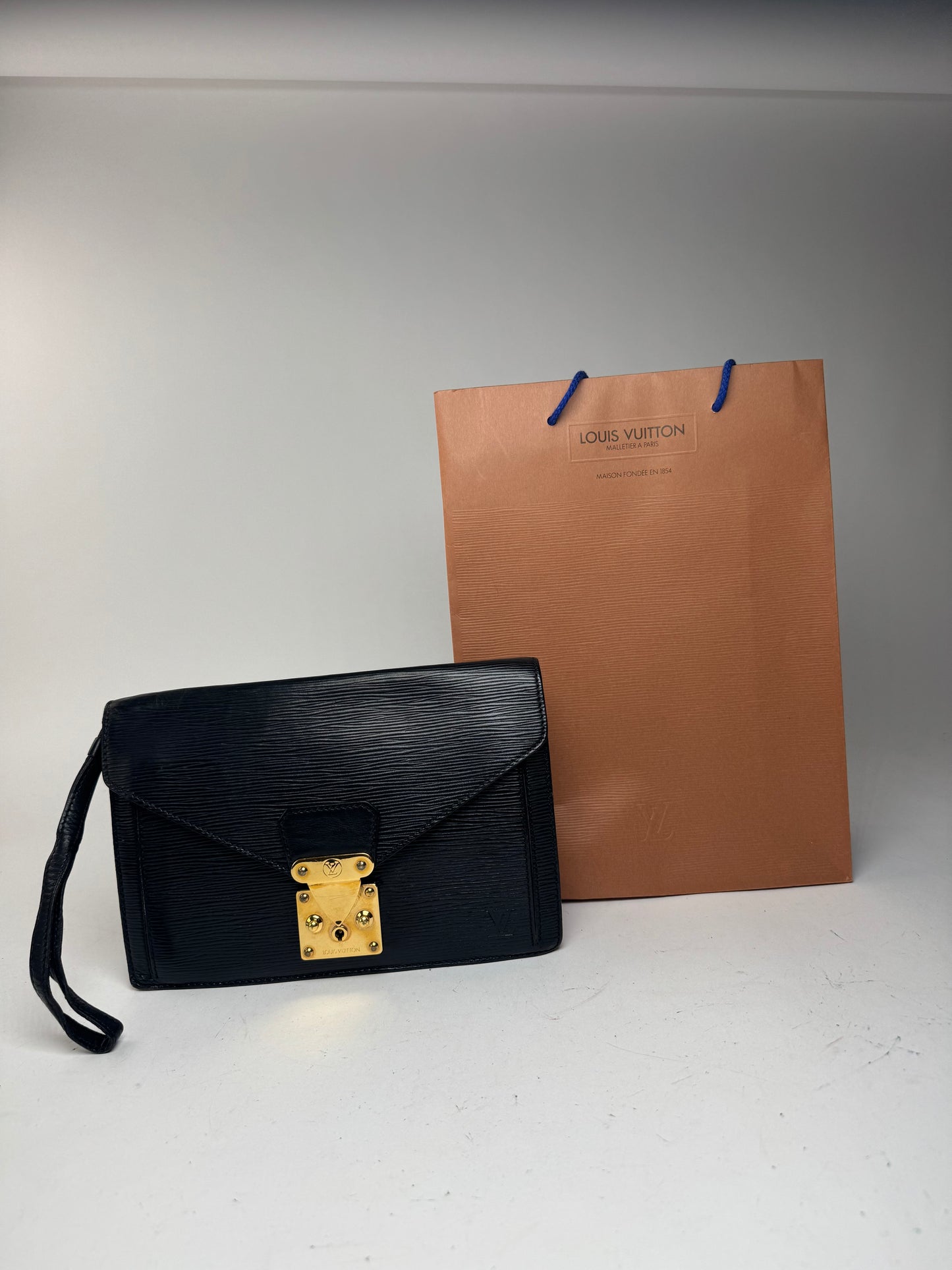 Pochette vintage Louis Vuitton en cuir EPI noir