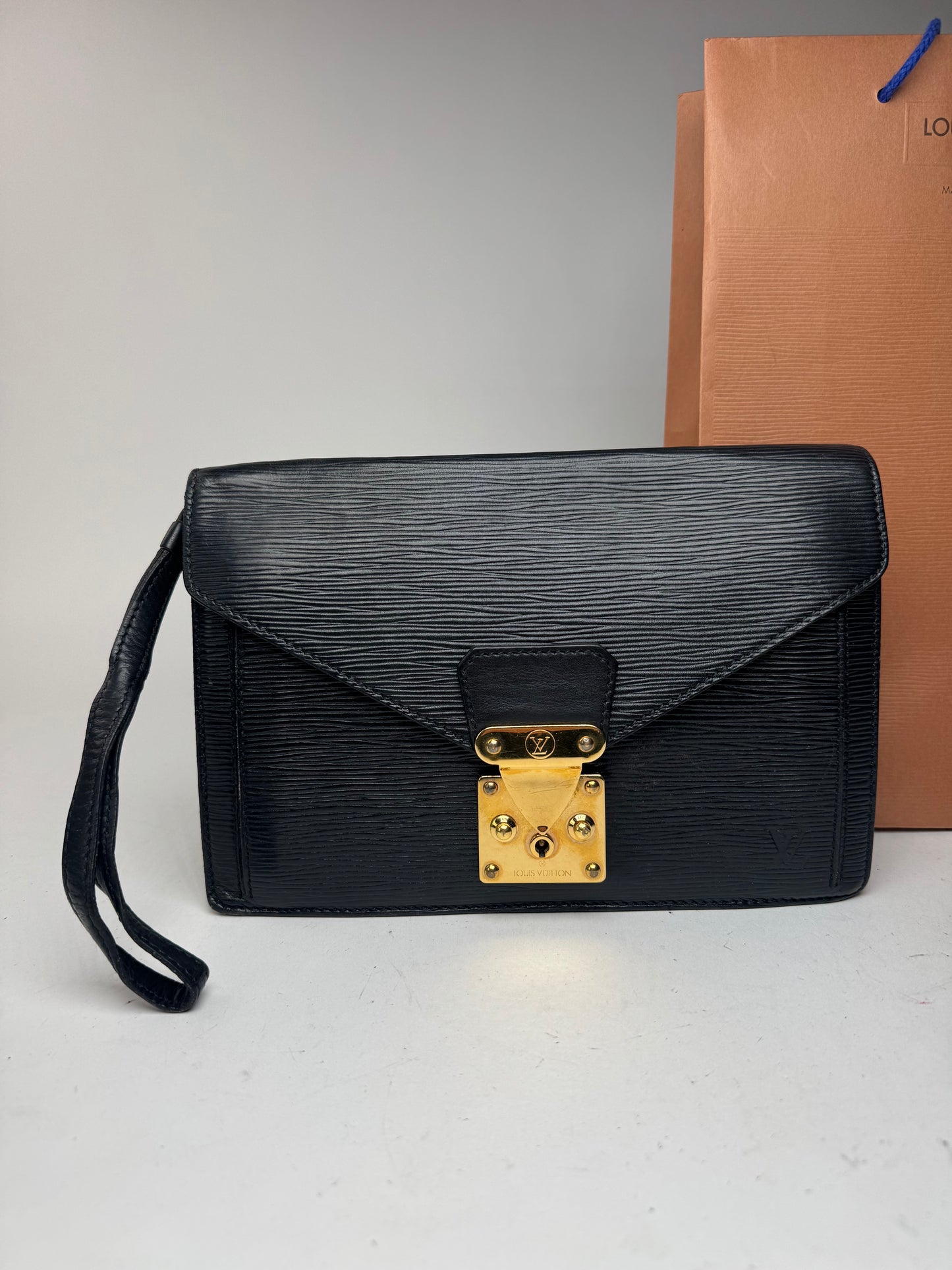 Pochette vintage Louis Vuitton en cuir EPI noir