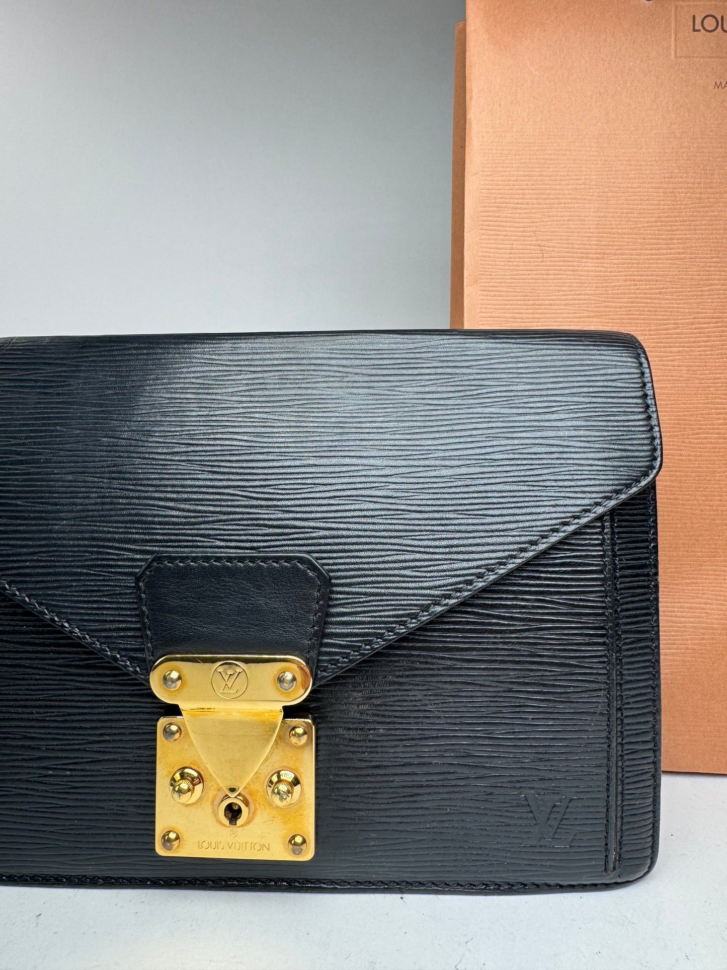 Pochette vintage Louis Vuitton en cuir EPI noir