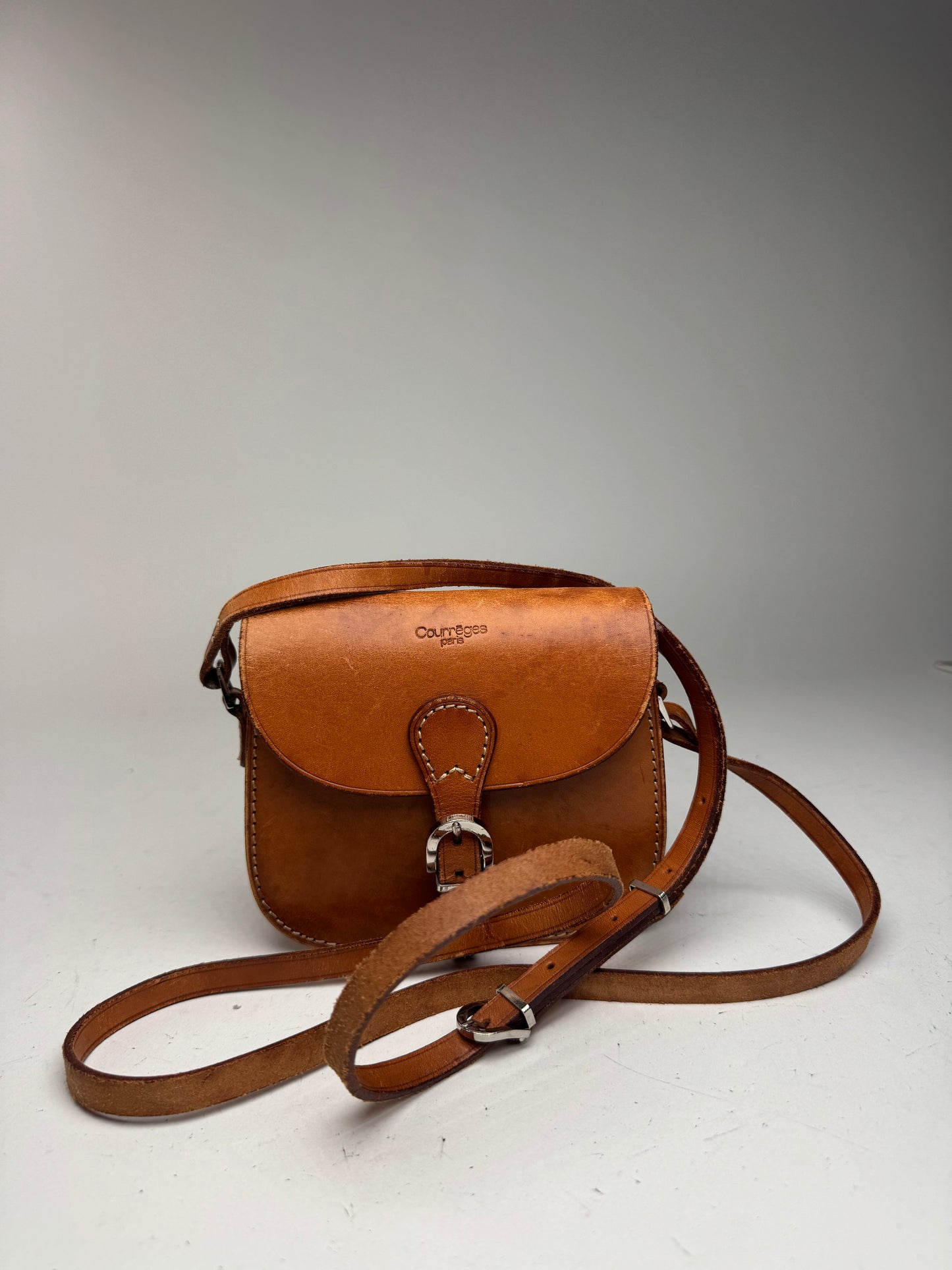 Sac bandoulière vintage en cuir marron Courreges Paris