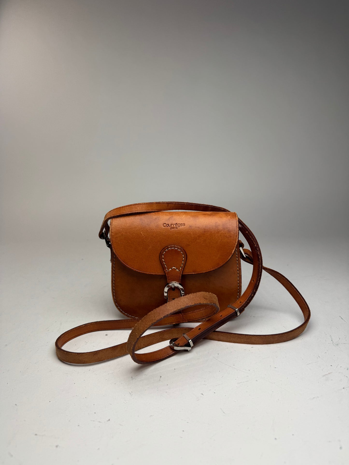 Sac bandoulière vintage en cuir marron Courreges Paris