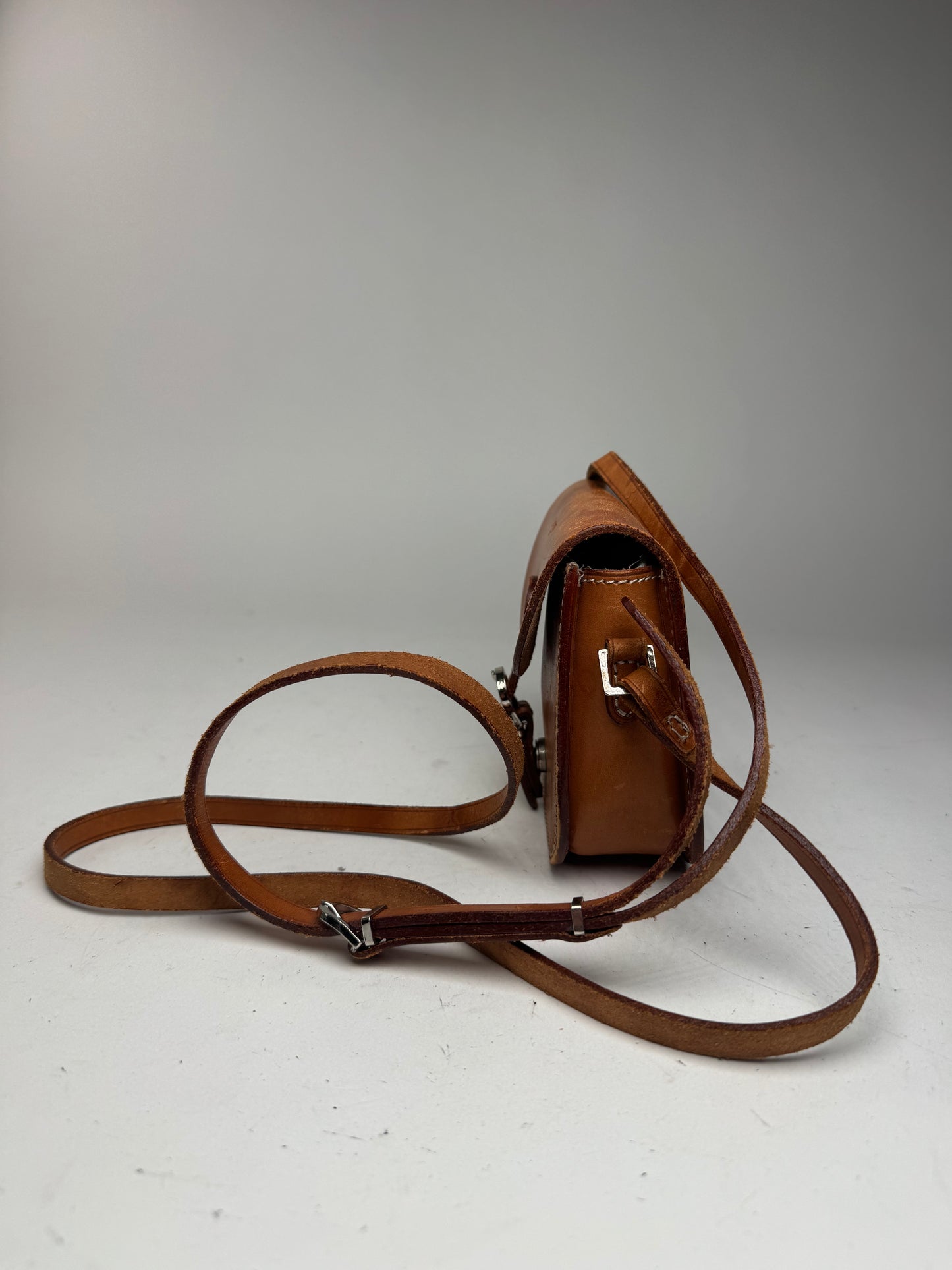 Sac bandoulière vintage en cuir marron Courreges Paris