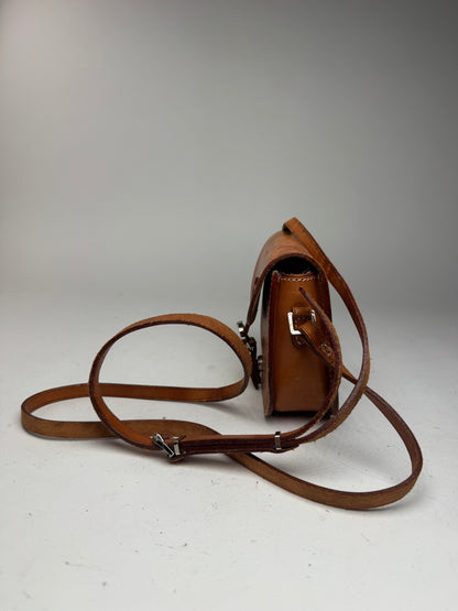 Sac bandoulière vintage en cuir marron Courreges Paris