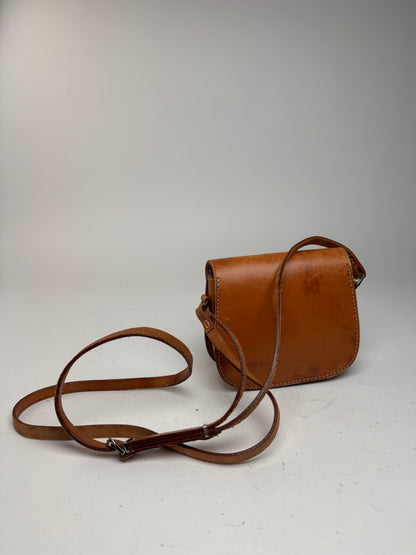 Sac bandoulière vintage en cuir marron Courreges Paris