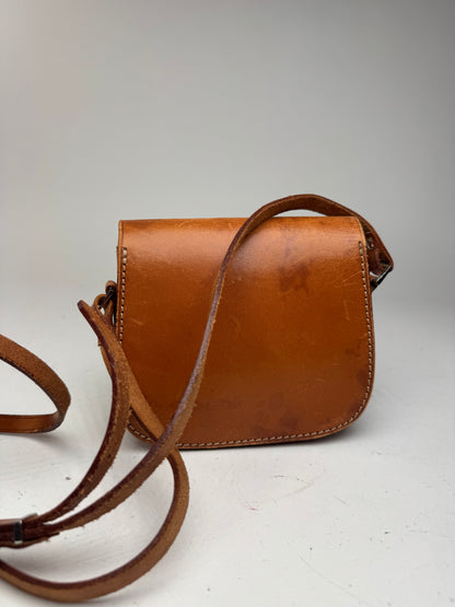 Sac bandoulière vintage en cuir marron Courreges Paris