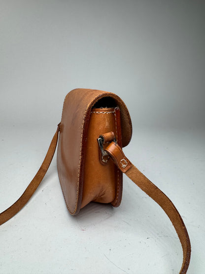 Sac bandoulière vintage en cuir marron Courreges Paris