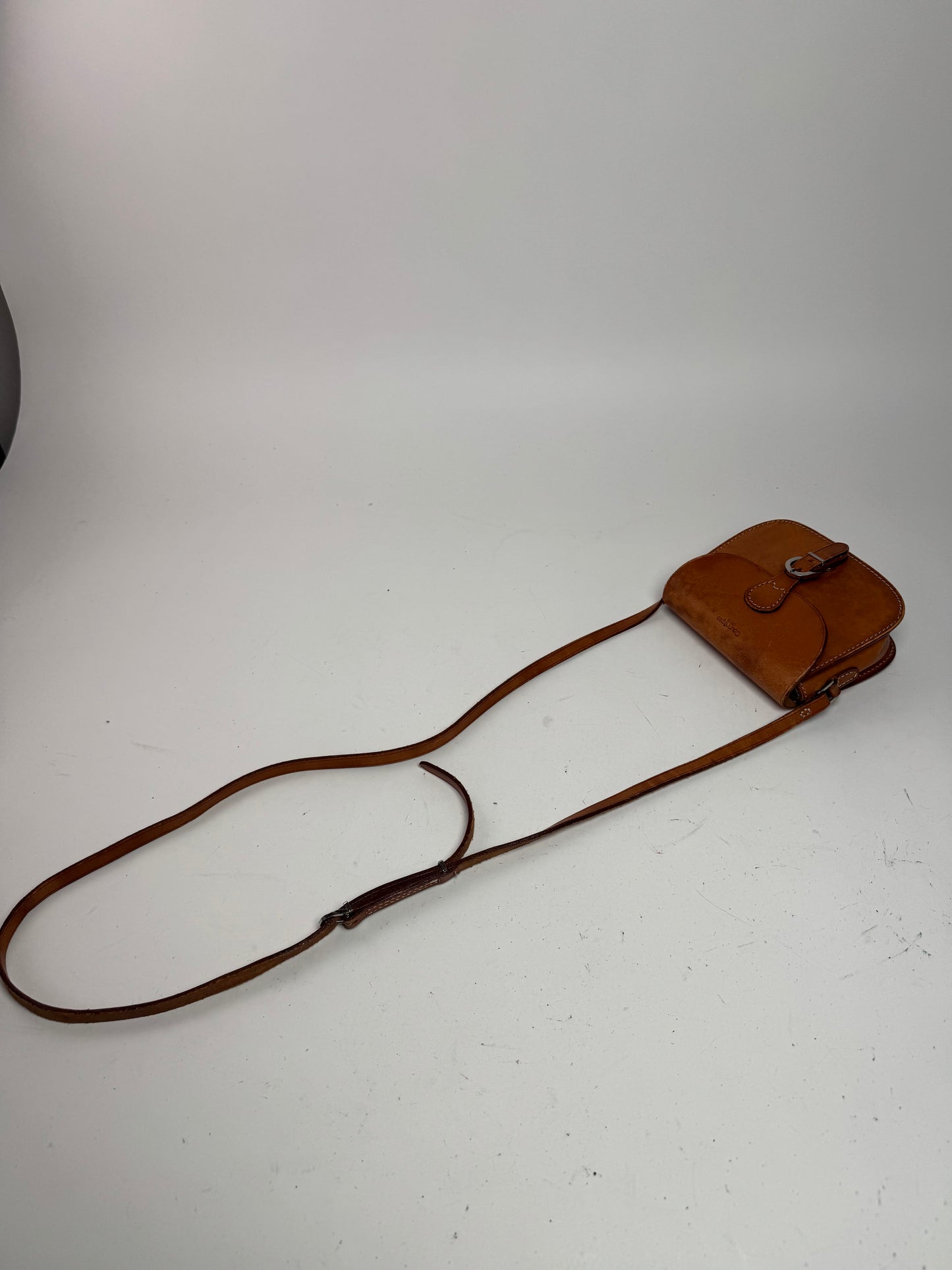 Sac bandoulière vintage en cuir marron Courreges Paris