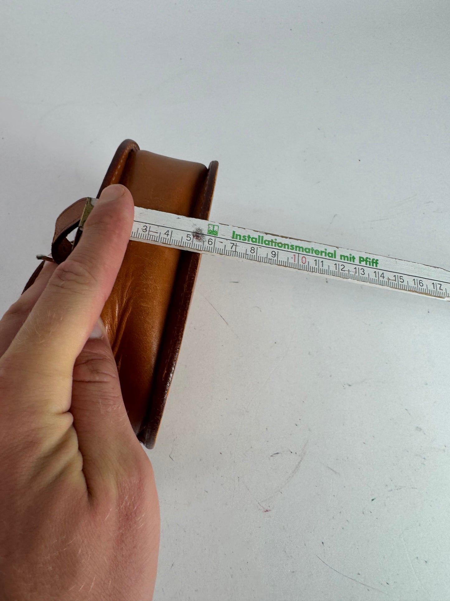 Sac bandoulière vintage en cuir marron Courreges Paris