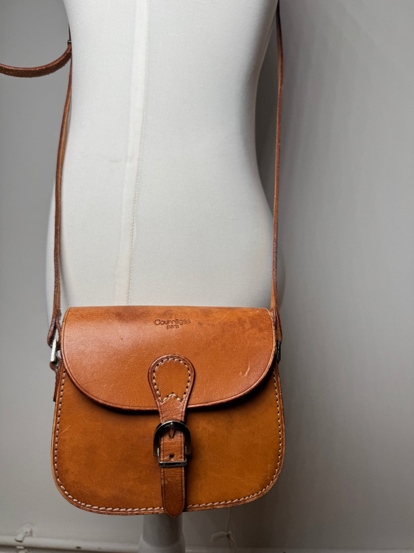Sac bandoulière vintage en cuir marron Courreges Paris