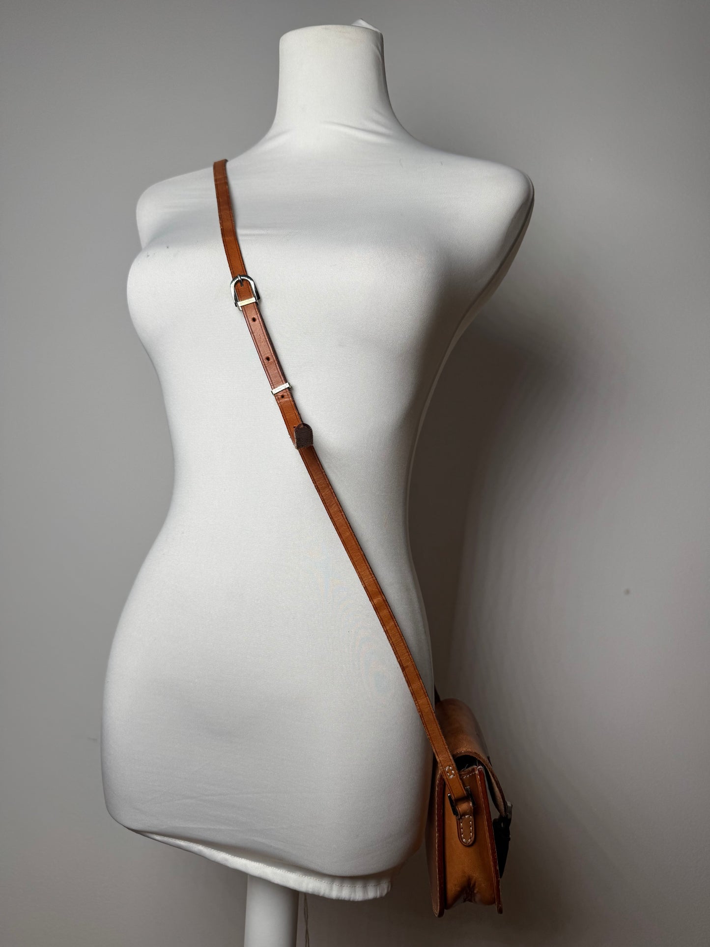 Sac bandoulière vintage en cuir marron Courreges Paris