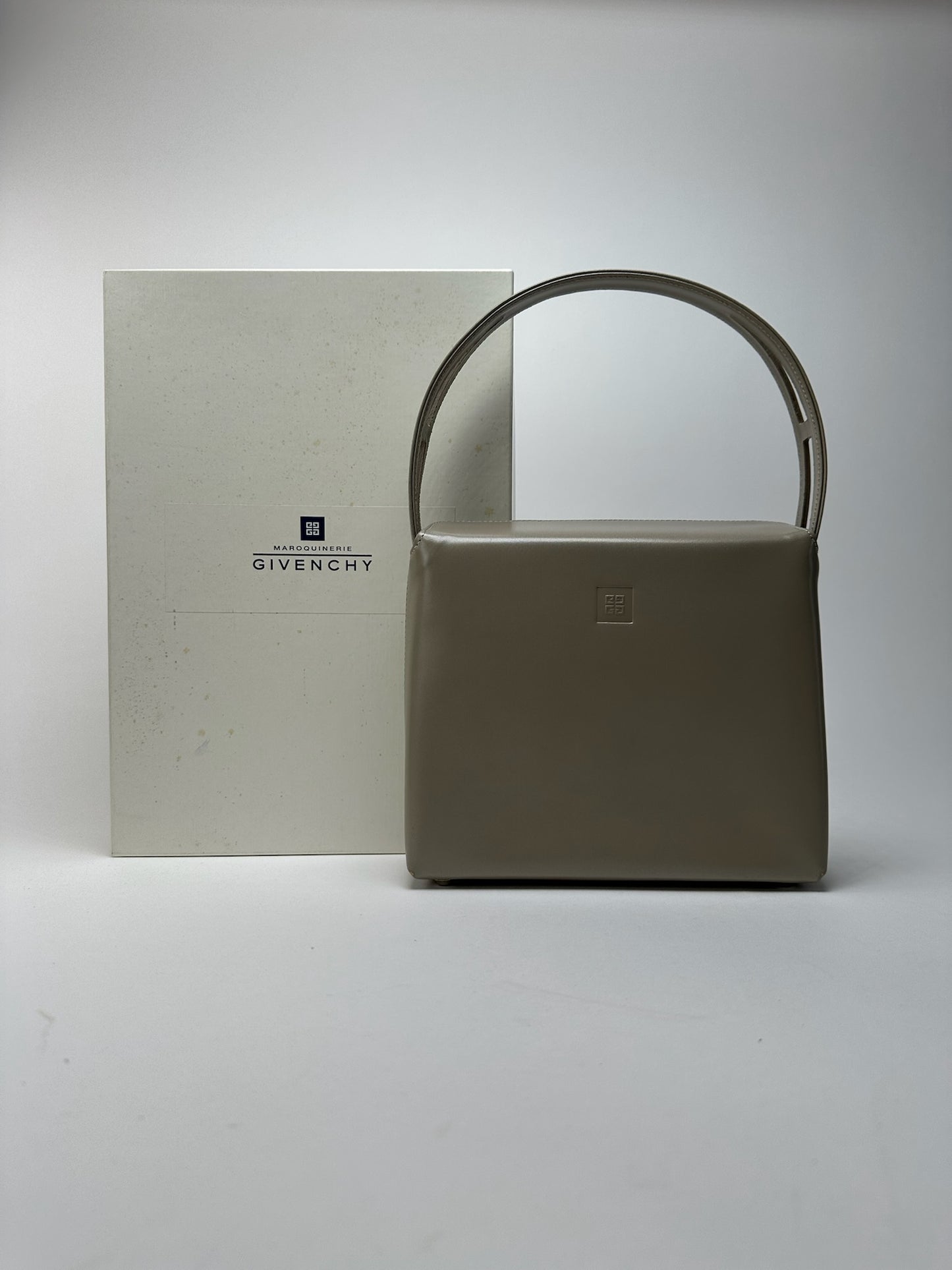 Sac vintage Givenchy en cuir verni 4G gris