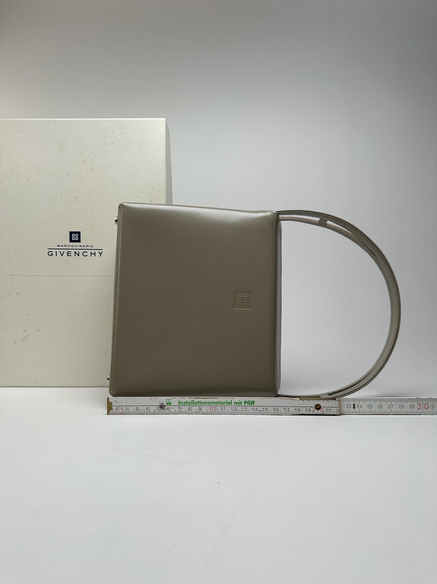 Sac vintage Givenchy en cuir verni 4G gris