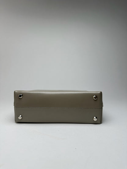 Sac vintage Givenchy en cuir verni 4G gris