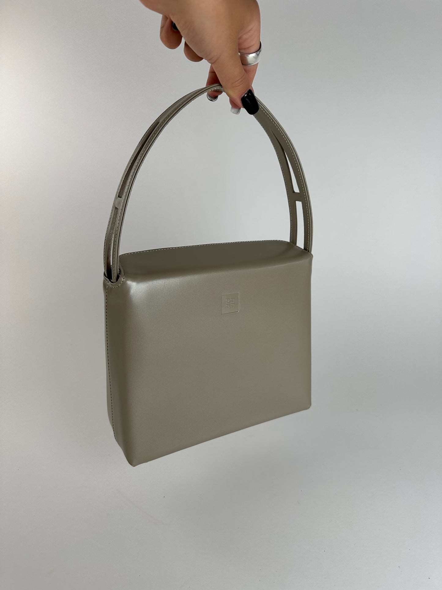 Sac vintage Givenchy en cuir verni 4G gris