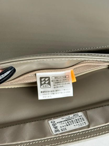 Sac vintage Givenchy en cuir verni 4G gris