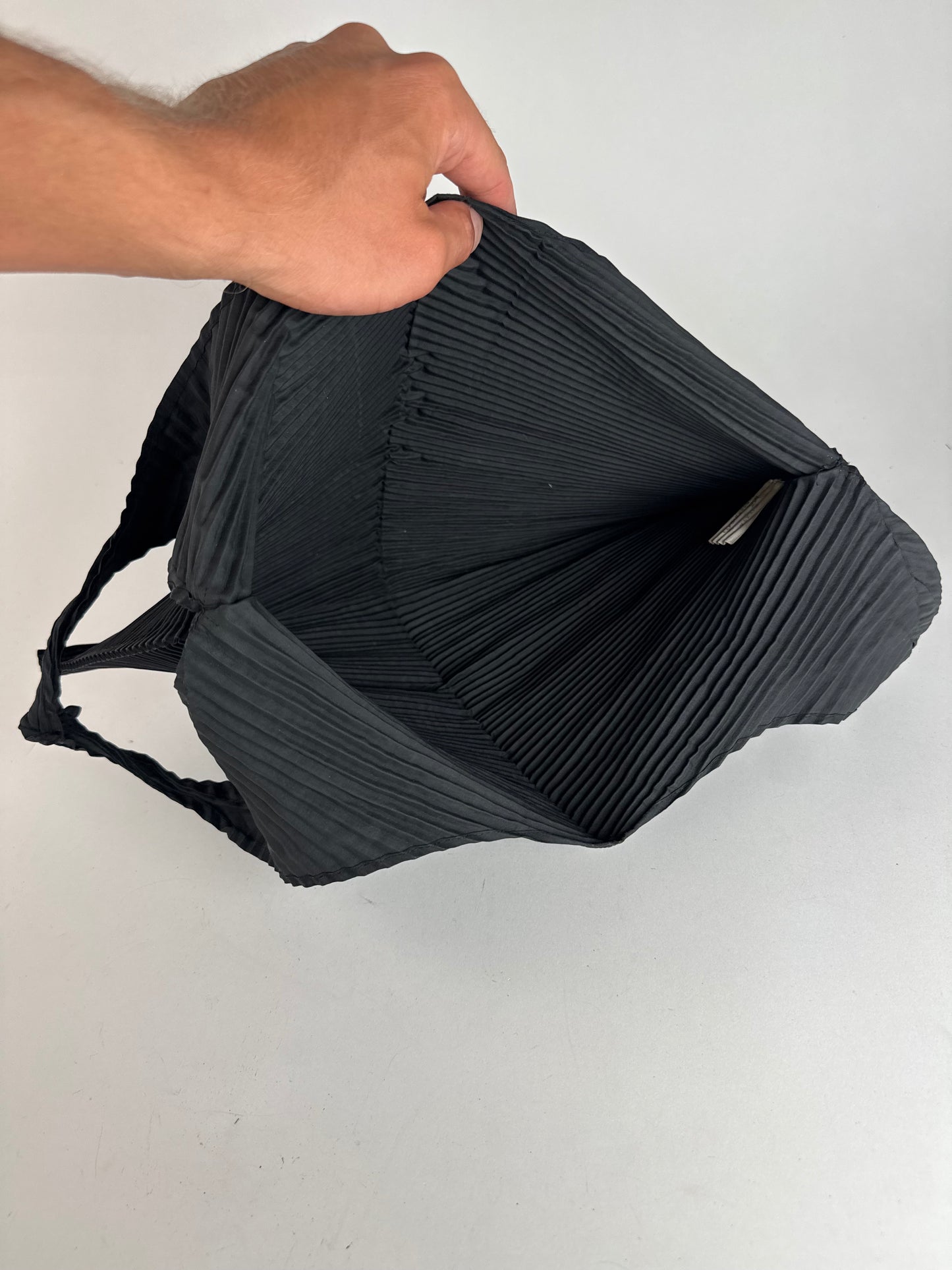 Sac à main plissé vintage Issey Miyake noir